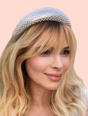 Diadema acolchada plateada de 1,5” con superposición de malla adornada con diamantes de imitación hecha a mano Foto 1 de 4