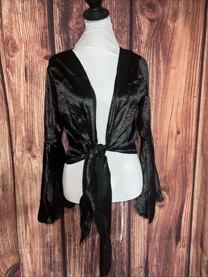 Sexy Top Corto Talla Pequeña Negro Satinado Mangas Acampanadas Nudo Campana Cuello en V Foto 1 de 4