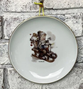Vintage M. J. Hummel "Winter Fun" Reutter Porzellan German 6.75" Hanging Plate - Picture 1 of 13