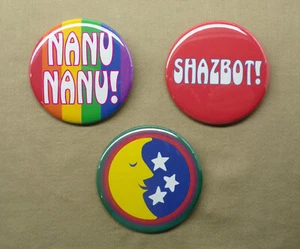 Nanu Nanu, Shazbot, Luna Sonriente con Estrellas Grandes 2.25” Botones Mork & Mindy Repro - Imagen 1 de 3