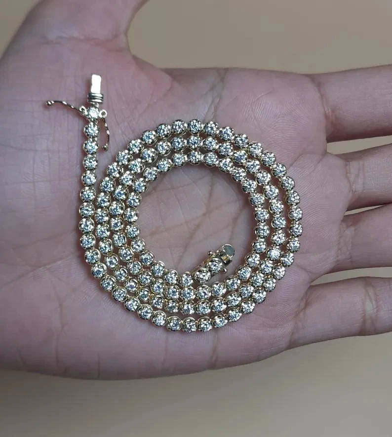 Gargantilla de tenis de 6 quilates con diamantes naturales de oro amarillo de 14 quilates de 17 pulgadas sobre Buttercup Foto 1 de 3