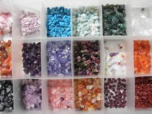 Lote Mixto de 2 Libras ~ Piedra Natural, Vidrio y Cuentas de Cáscara en Estuche de Plástico. - Imagen 1 de 3
