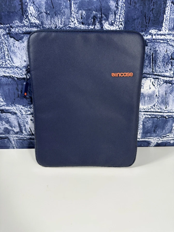Funda clásica para portátil Incase MacBook Pro azul/naranja Foto 1 de 4