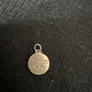 950 Sterling Silver Round Wolf Pendant - Picture 1 of 4