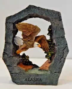 Figura de colección de águila pequeña y montañas de Alaska - resina, 4""x3,5" con etiqueta - Imagen 1 de 5