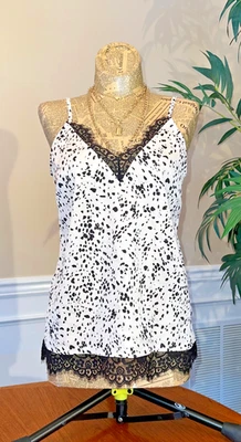 ¡NUEVO CON ETIQUETAS! Un nuevo día, cami recortada de encaje para pestañas en marfil con detalles negros, talla XS Foto 1 de 4