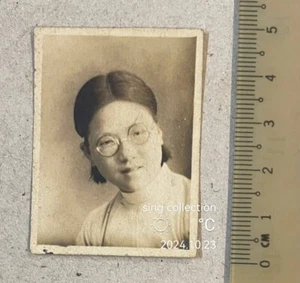 Niña china estudiante 1924 vistiendo espectáculo pequeño retrato estudio foto - Imagen 1 de 2