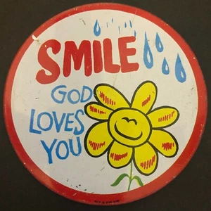 Vintage c1970's 3" "Smile - God Loves You" Smiling Flower Steel Pin Back Button  - Bild 1 von 2