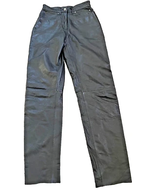 Pantalones delanteros planos Harley-Davidson para mujer de cuero negro para motocicleta pierna recta Foto 1 de 4