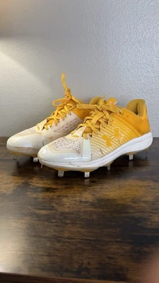 Botines de béisbol Under Armor YARD de metal cargado con suela interior talla 9 amarillos Foto 1 de 4