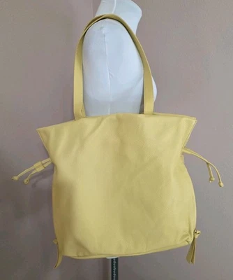 Bolso de Mano Le Monde Buttery Yelloe Cuero Guijarro Roma Correa para el Hombro  Foto 1 de 4