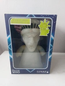 Doctor Who Weeping Angel Statue Of Liberty Glow Titan Vinyl 8" Exclusive - Foto 1 di 7
