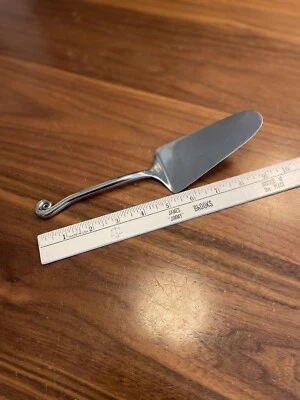 New Age de Global Amici PANOPLY Servidor de Pasteles de Acero Inoxidable Sólido Curl Twist Fiddlehea Foto 1 de 4