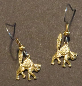 Scared Cat Halloween Earrings 24 Karat Gold Plate Kitten - Picture 1 of 5