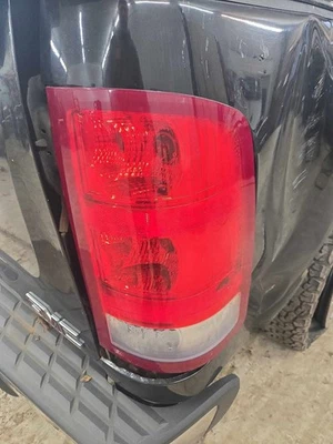Conjunto de luz trasera derecha usado se adapta a: camioneta GMC Sierra 1500 2012 con caja Foto 1 de 4