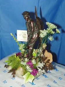 STATUA STATUINA COMMEMORATIVA GOLFISTA IN BRONZO SUL LETTO DI ROCCIA E FIORI - Foto 1 di 10