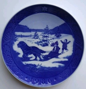 Royal Copenhagen 7" Plate -  Juleferrie (Christmas Holidays) [1986] - Picture 1 of 2
