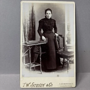 Libro fotográfico vintage de gabinete para mujer en mano T.W. Steven Glasgow Cross - Imagen 1 de 2