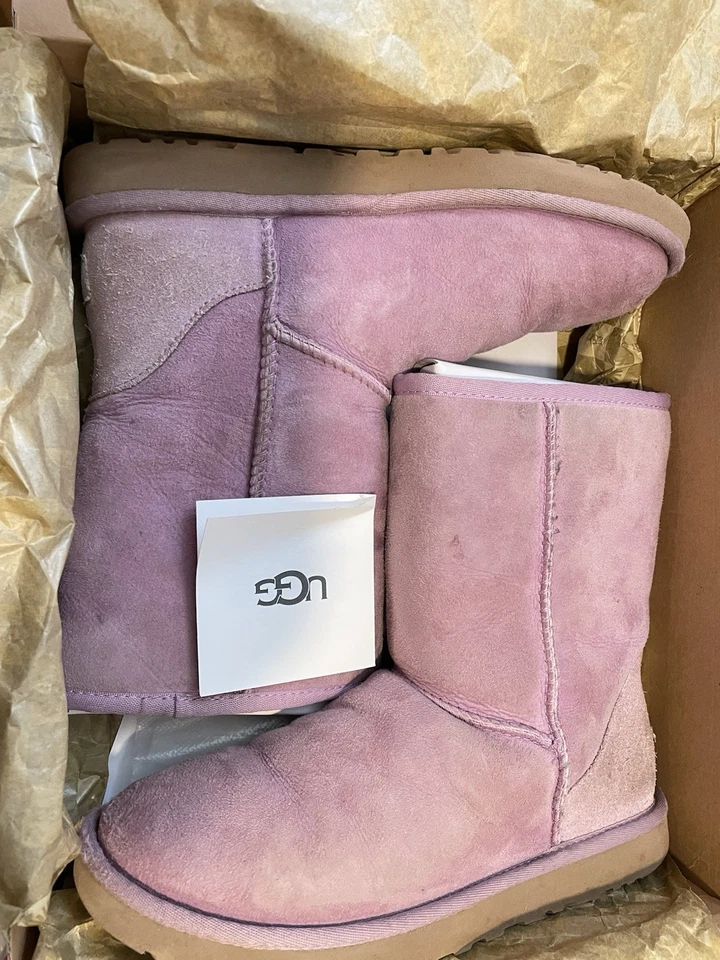 Bota UGG Mujer Clásica Corta Talla 8 RARA Lavanda Púrpura Gamuza Piel de Oveja Forrada Usada en Excelente Condición Foto 1 de 4