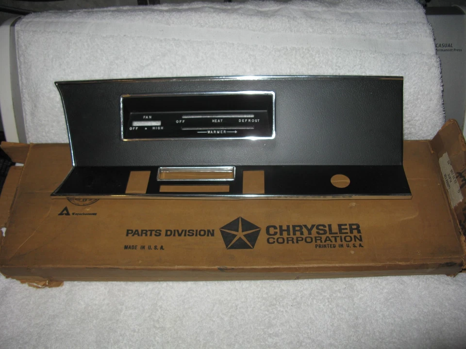 Nuevo de Lote Antiguo Mopar 1968 Plymouth Valiant Sello Radio Bisel Foto 1 de 1