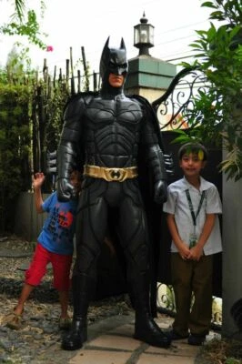 Estatua de hombre de tamaño natural | Caballero Oscuro Christian Bale de 6 pies | Figura de resina personalizada Foto 1 de 4