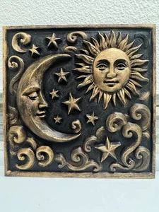 Arte de pared en relieve sol y luna 9” X 9” placa celestial estilo antiguo decoración del hogar - Imagen 1 de 7