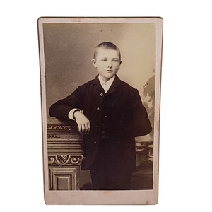  Carte de Visite ca.1880er Jahre - Dapper Boy - C. Sorenson - Cedar Falls, Iowa Foto - Bild 1 von 2