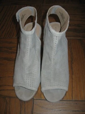 SANDALIAS ADAM TUCKER BEIGE GAMUZA PERFORADA TACÓN BLOQUE PUNTA ABIERTA *ROWAN* Talla 7.5 Foto 1 de 4