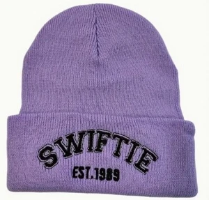 Taylor Swift Strickmütze Wintermütze SWIFTIE Est. Lila Unisex 1989 - Bild 1 von 1