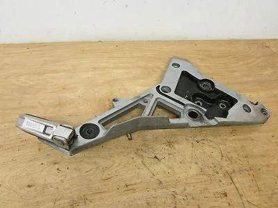 86 Yamaha FJ1200 FJ 1200 1986 estribo derecho soporte con soporte y reposapiés trasero Foto 1 de 3