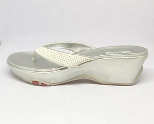 Kenneth Cole Reaction Wave The Date FJ Keilabsatz Tanga Sandale weiß/silber W 9M - Bild 1 von 10