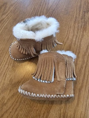 UGG Acogedora Bota Infantil Branyon Castaño Flecos Talla 0/1c (3-9 meses) Invierno  Foto 1 de 4