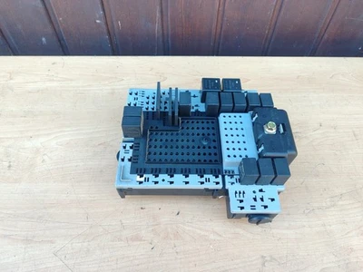 Scatola fusibili anteriore CEM VOLVO V70 II S60 I XC70 XC90 30657629 8645541 9452553 - Immagine 1 di 3