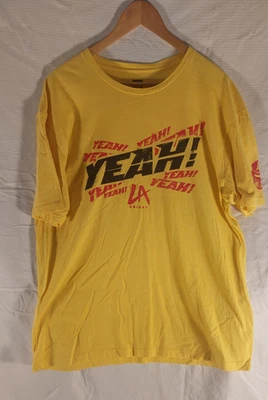 WWE LA Knight "¡Sí!"  Camiseta XL Amarilla Licencia Oficial Foto 1 de 3
