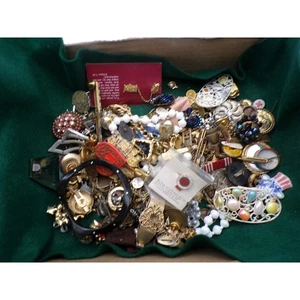 Vintage Costume Jewelry Lot, Pins, Brooches, Necklaces, Earrings, Crafting 2.8lb - Picture 1 of 6