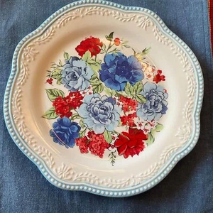 New Pioneer Woman Classic Charm Dinner Plate Floral Scallop Ceramic 10.75”. - Picture 1 of 6