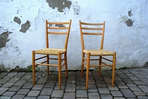 2 zierliche Stühle Buche mit geflochtener Sitzfläche 60er Jahre Binsengeflecht - Picture 1 of 9
