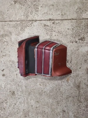 Pontiac Grand Lemans 1976 2 puertas luz trasera lado del conductor con relleno Foto 1 de 4