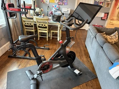 Peloton 自行车 – 轻度使用(第 2 代带监视器) — 第 1/3 张图片