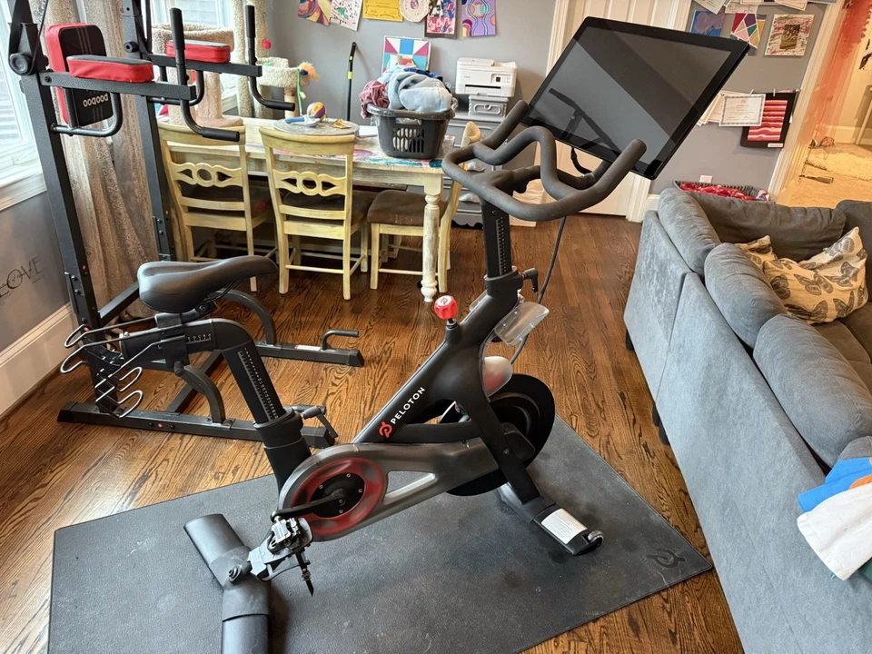 Bicicleta Peloton - Ligeramente Usada (Gen 2 con Monitor) Foto 1 de 3