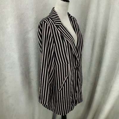 Chaqueta Blazer Torrid Mujer Talla Grande Negra Blanca Rayas Botón Único Foto 1 de 4