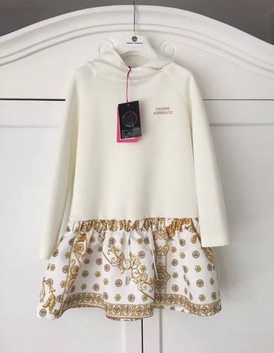 YOUNG VERSACE Abito con cappuccio bianco e oro barocco con motivi Made In Italy