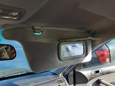 Quebra-sol direito usado serve: 2004 Honda Civic sem iluminação Cpe R. Right Gr - Imagem 1 de 4