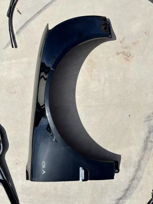 Guardabarros delantero derecho Audi S8 2007-10 5,2 V10 en negro. Tiene algunos defectos menores. Foto 1 de 3