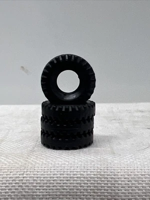 Pneus de caminhão Dinky Toy #10 Tread médios 17mm preto (4 cada) - Imagem 1 de 4