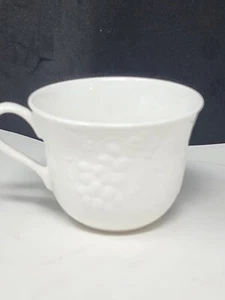 Wedgwood Bone China Teetasse Erdbeere und Weinrebe geprägt Made in England - Neu! - Bild 1 von 9
