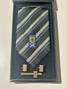 "Juego oficial de gemelos y pasadores de corbata Scotland SFA 56"" X 4""" - Imagen 1 de 8