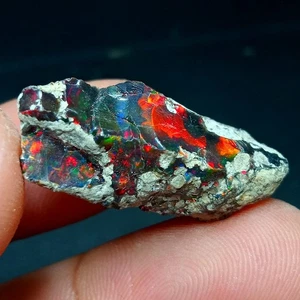 Ópalo negro ahumado etíope áspero 14,80 quilates | Ópalo negro fuego arco iris intenso - Imagen 1 de 6