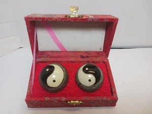 Große Yin Yang Baoding Kugeln mit Seidenbox - Chinesische Meditation Stressabbau - Bild 1 von 11