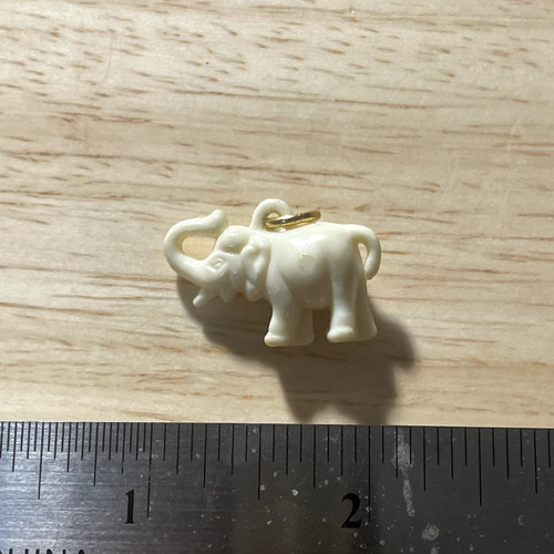 OFF WHITE Collana con ciondolo elefante in plastica bianco panna vintage